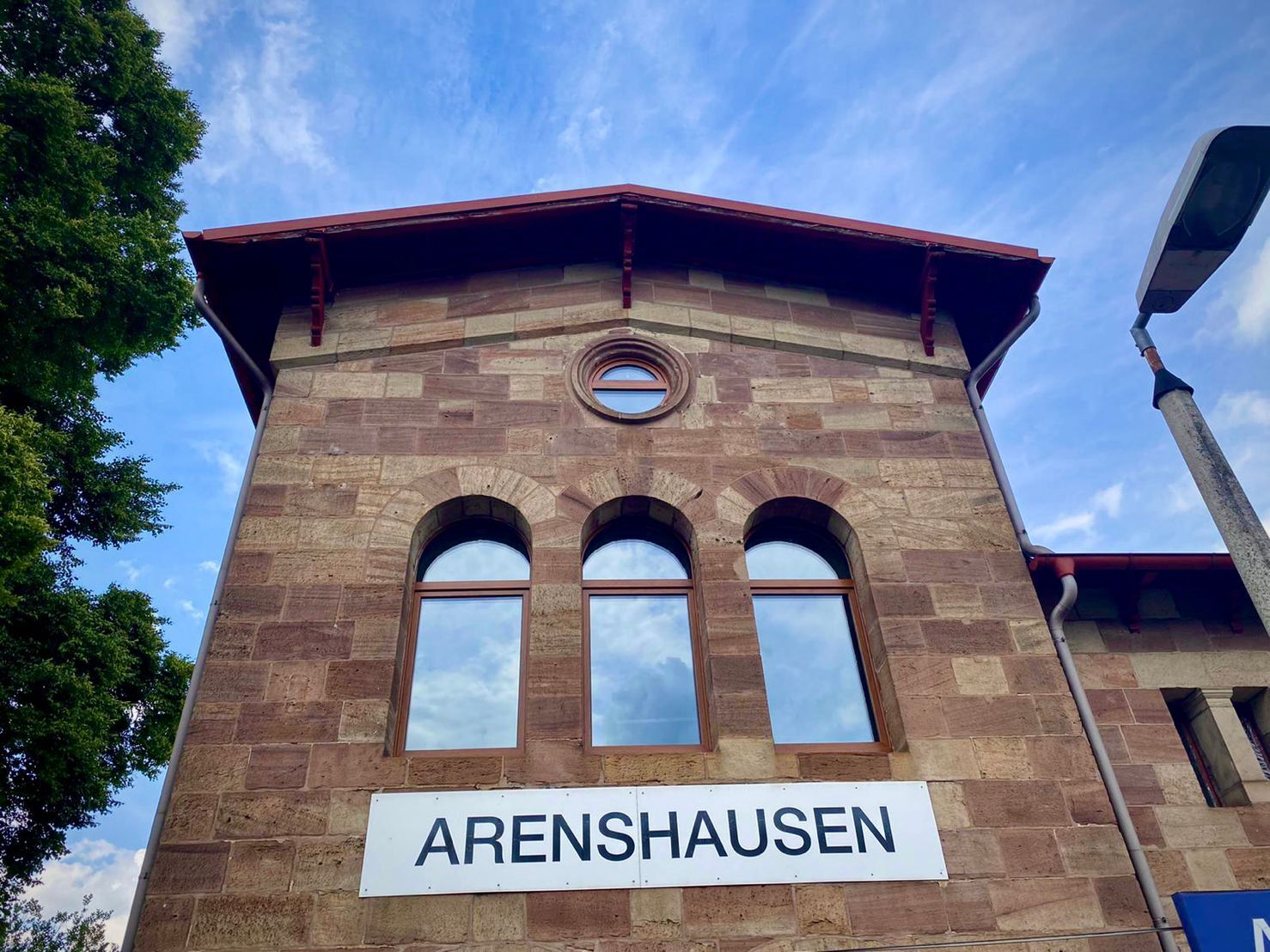 Mission 84 neue Fenster: REBA IMMOBILIEN AG saniert Bahnhof in Arenshausen in Thüringen