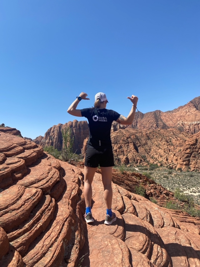 Die REBA IMMOBILIEN AG unterstützt als Sportsponsoring-Partner ab sofort die Triathletin Janina Rhode, die sich für die Teilnahme an der Ironman Weltmeisterschaft im Mai 2022 in St. George in Utah (USA) qualifiziert hat.