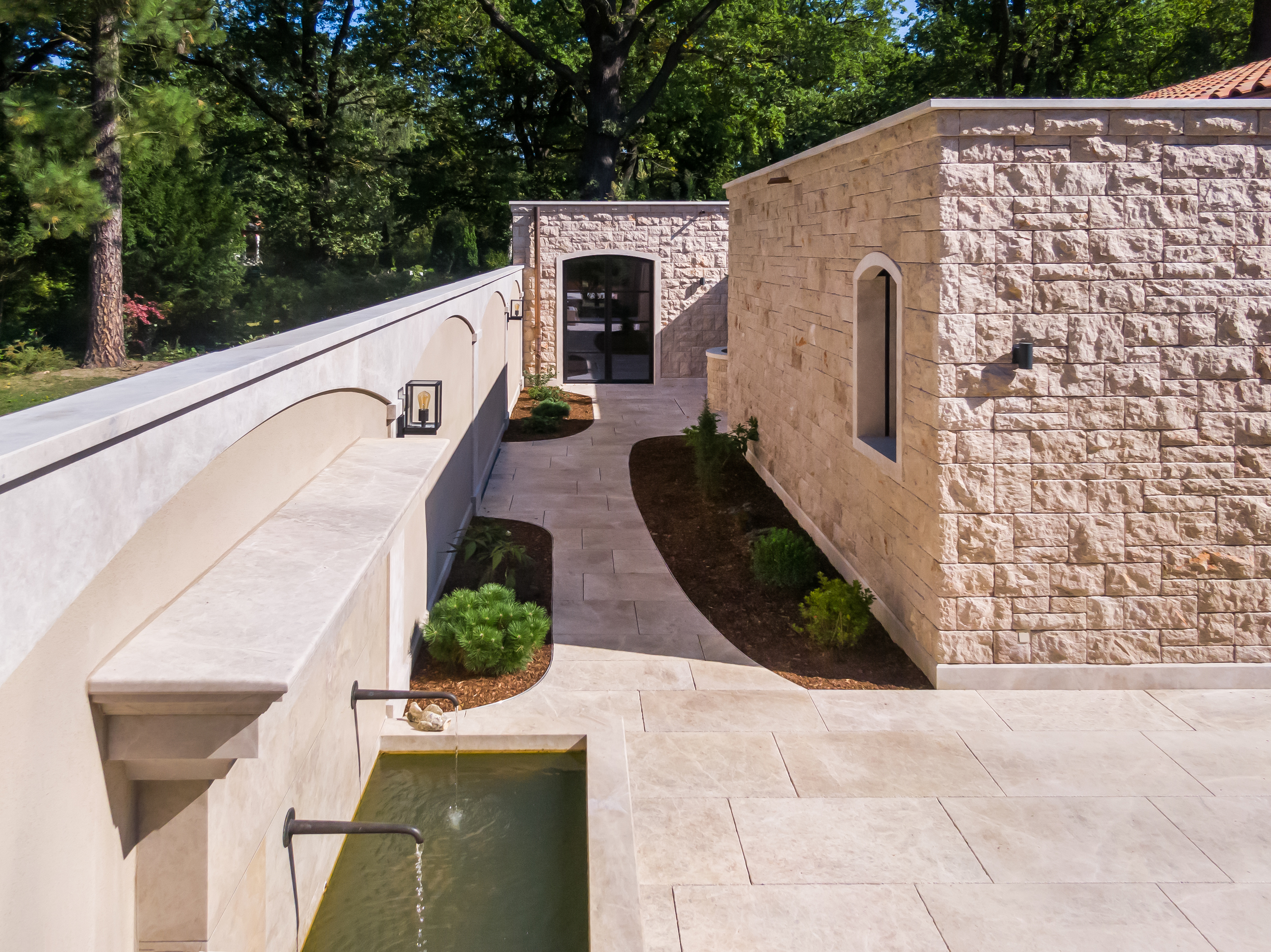 Partner der REBA IMMOBILIEN AG: Naturstein-Spezialist S&R Stones & Rocks Europe GmbH