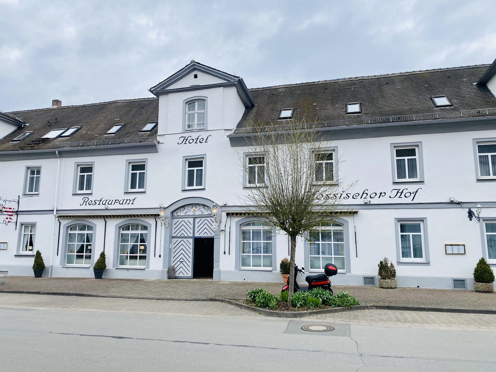 Hotelsanierung: REBA IMMOBILIEN GmbH saniert 3-Sterne-Hotel Hessischer Hof in Bad Karlshafen in Hessen